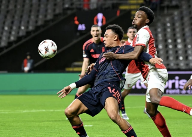 Nottingham Forest's Dan Ndoye and Sporting Braga's Jean-Baptiste Gorby battle for the ball