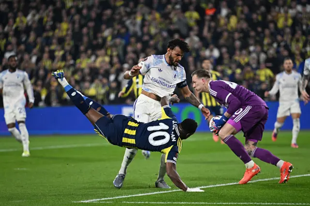 Fenerbahce's Colombian forward Jhon Duran (C) Aston Villa's English defender #05 Tyrone Mings (C) and Aston Villa's Dutch goalkeeper #40 Marco Bizot