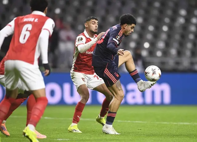 Morgan Gibbs-White controls the ball next to Sporting Braga's Spanish forward Gabri Martinez