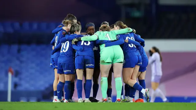Everton players huddle
