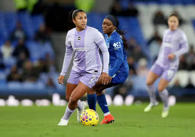Manuela Vanegas holds off Toni Payne