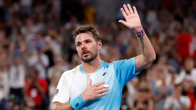 Stan Wawrinka acknowledges the crowd