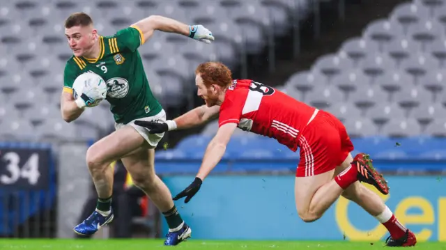 Jack Flynn gets away from Conor Glass