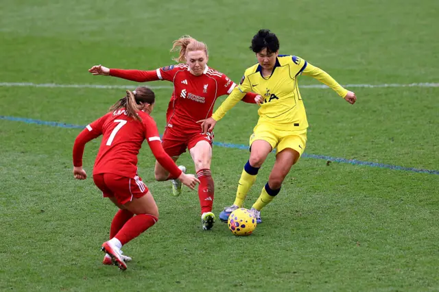 Toko Koga holds off the challenge of Ceri Holland
