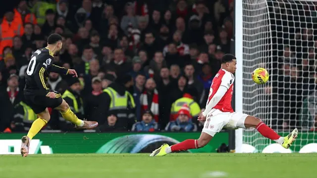 Cunha scoring the third goal for Manchester united