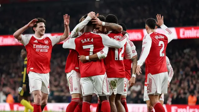 arsenal celebrating the opening goal agenised man united