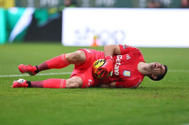 Emiliano Martínez  on the floor