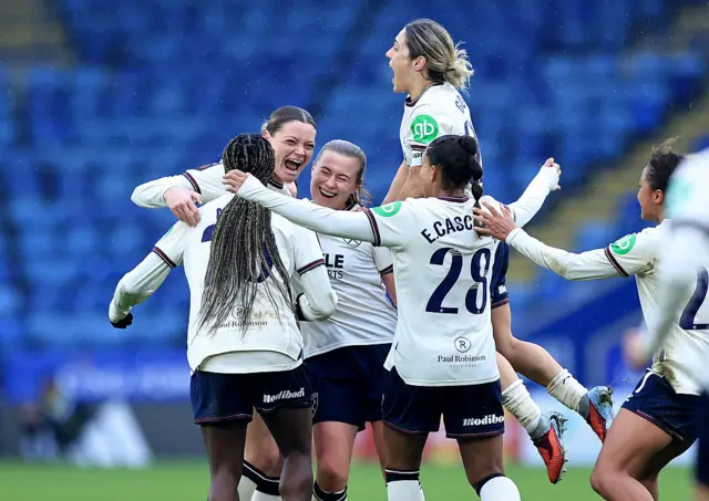 Verena Hanshaw celebrates with her teammates