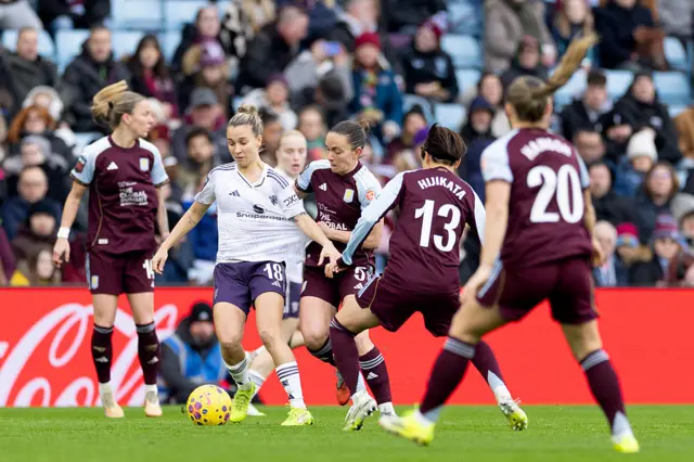 Julia Zigiotti Olme holds off the challenge of Lucy Staniforth