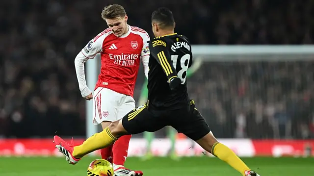 Ødegaard passing it under presser form Casemiro