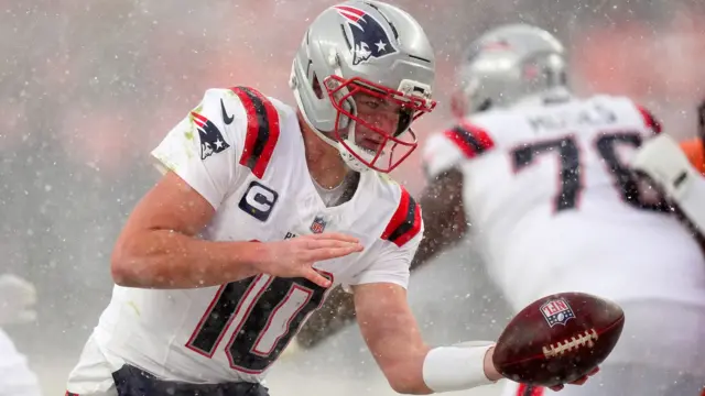 Drake Maye hands the ball off