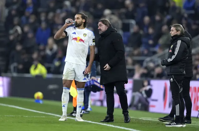 Calvert-Lewin takes a drink while Farke gives instructions