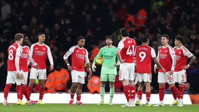 Arsenal's goalkeeper David Raya and players after conceding Matheus Cunha's winner against Manchester United
