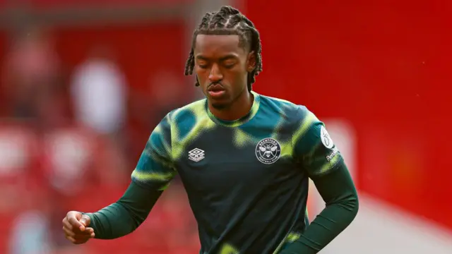Paris Maghoma warming-up for Brentford