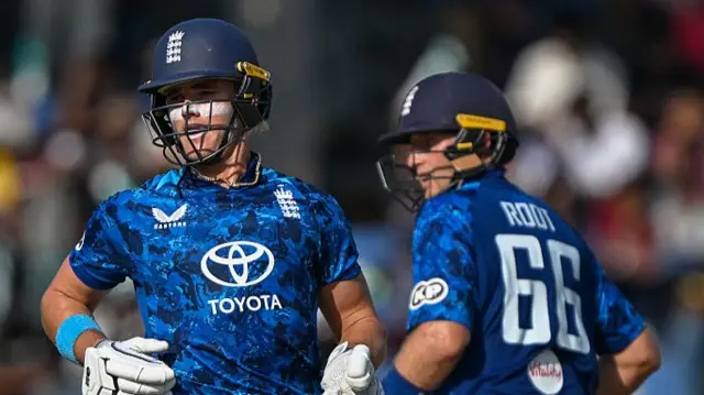 Joe Root and Jacob Bethell run between the wickets