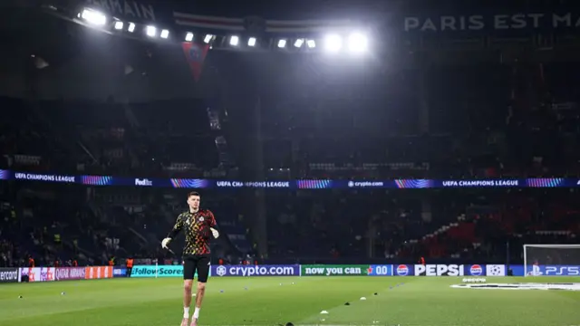 Nick Pope warms up at the Parc des Princes
