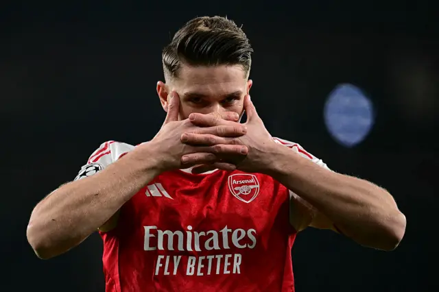 Arsenal's Swedish striker #14 Viktor Gyokeres celebrates scoring the opening goal d
