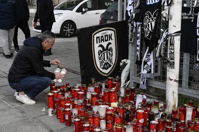 PAOK fans light candles in memory of fans killed in a car crash