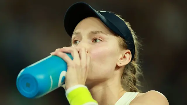 Elena Rybakina drinks water