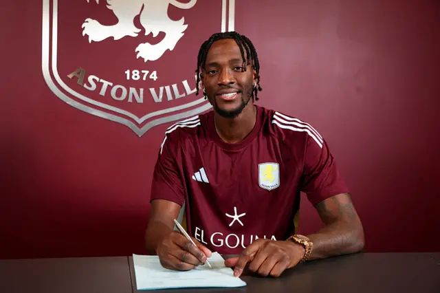 Tammy Abraham signing his Aston Villa contract