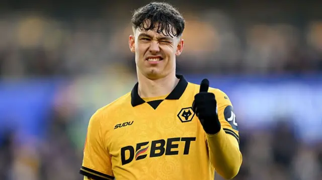 Jorgen Strand Larsen gives a thumbs up