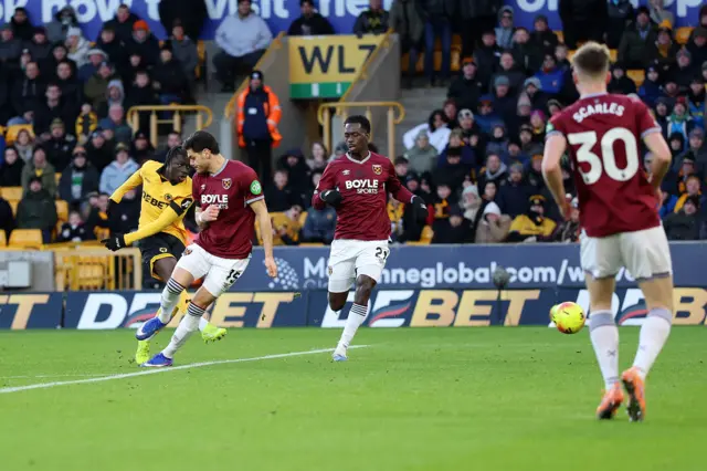 High-Quality Premier League Highlights: Arsenal 1-0 Burnley Scene in HD High-Quality Premier League Highlights: Arsenal 1-0 Burnley Scene in HD