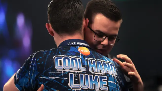Luke Humphries hugs Gian van Veen