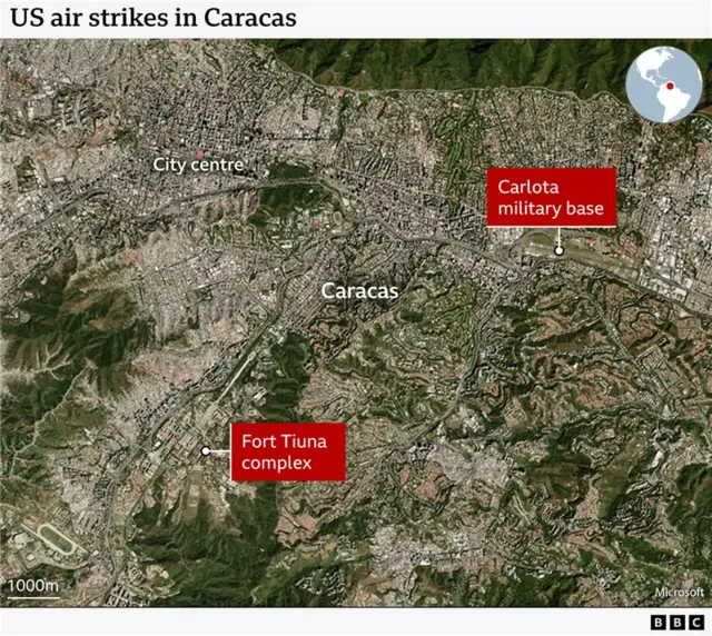 Bản đồ thể hiện hình ảnh Caracas từ trên không, hai nhãn chỉ vị trí các căn cứ quân sự của chúng ta, Pháo đài Tiuna ở phía dưới bên trái và căn cứ quân sự Carlota ở phía trên bên phải bản đồ.