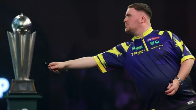 Luke Littler throws a dart