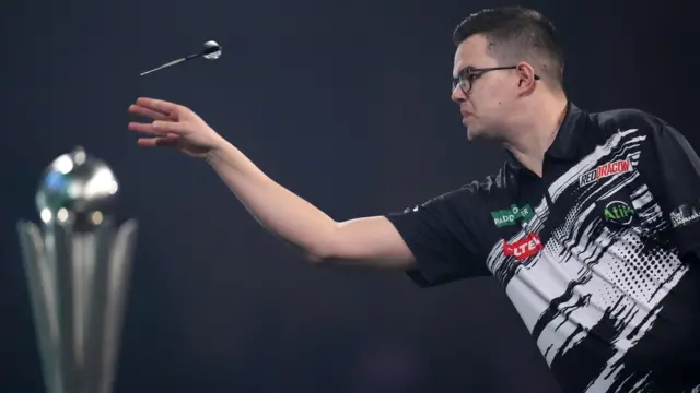 Gian van Veen throws a dart