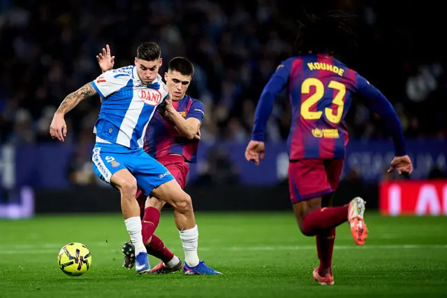 Roberto Fernandez of RCD Espanyol de Barcelona competes for the ball with Pau Cubarsi of FC Barcelona during the LaLiga EA Sports match between RCD Espanyol de Barcelona and FC Barcelona at RCDE Stadium on January 03, 2026 in Barcelona, Spain.