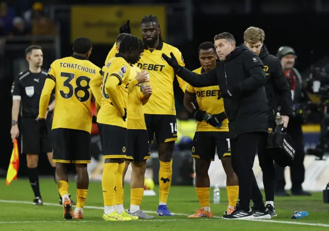 Wolverhampton Wanderers manager Rob Edwards talks to his players