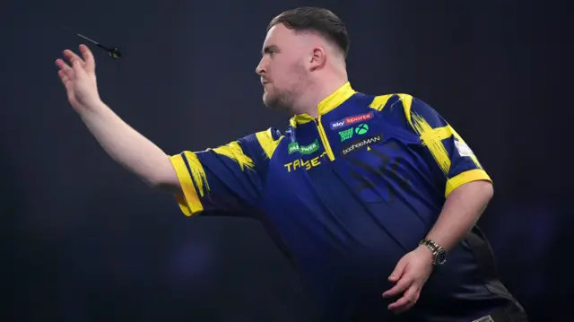 Luke Littler throws a dart