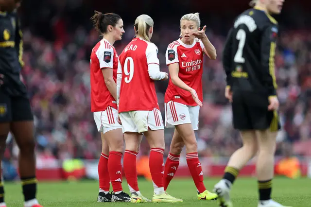 Leah Williamson of Arsenal talks to Beth Mead during the Barclays Women's Super League match between Arsenal and Manchester United