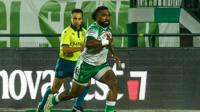 Onisi Ratave running down his wing for Benetton