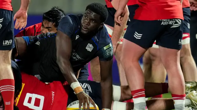 Jare Oguntibeju of Glasgow Warriors scorers a try