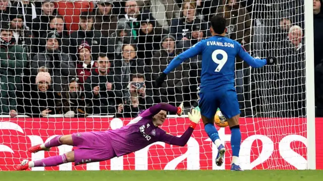 Evanilson taking a penalty