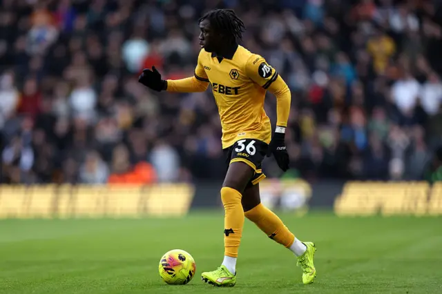 Mane dribbles down the wing