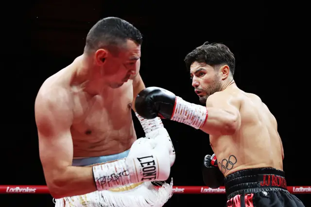 Josh Kelly punches Flavius Biea