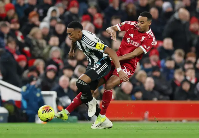 Gravenberch and Willock battle for the ball