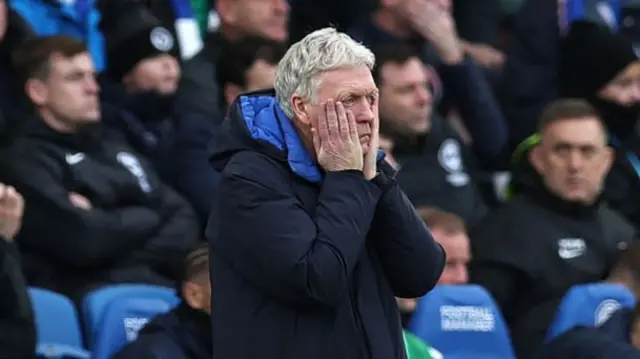 Moyes puts his hands to his face as he cuts a frustrated figure
