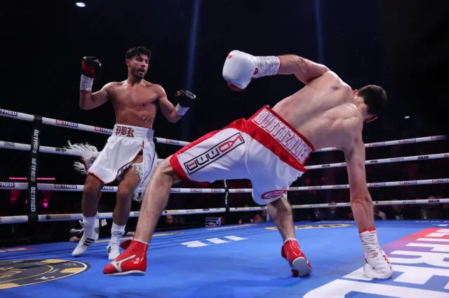 Josh Kelly knocks down Murtazaliev