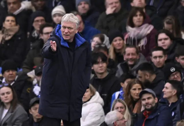 Moyes waves Everton forward