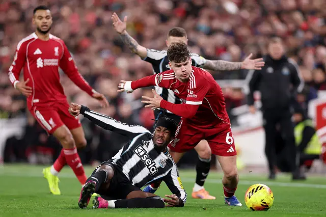 Elanga and Kerkez clash when duelling for the ball