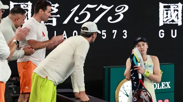 Elena Rybakina speaks with her coach