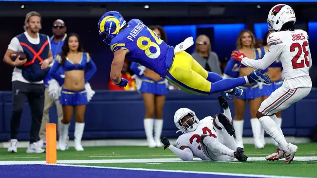 Colby Parkinson scores a touchdown for the Los Angeles Rams