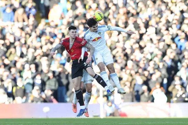 Leeds United's Dutch defender #05 Pascal Struijk (R) beats Manchester United's Slovenian striker #30 Benjamin Sesko