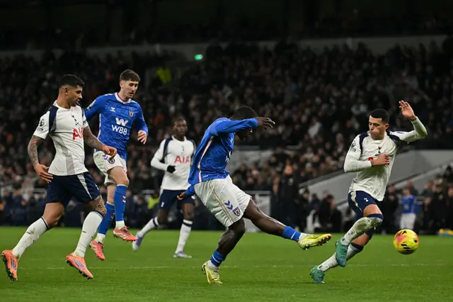 Sunderland's Dutch striker #09 Brian Brobbey (C) shoots to score their first goal