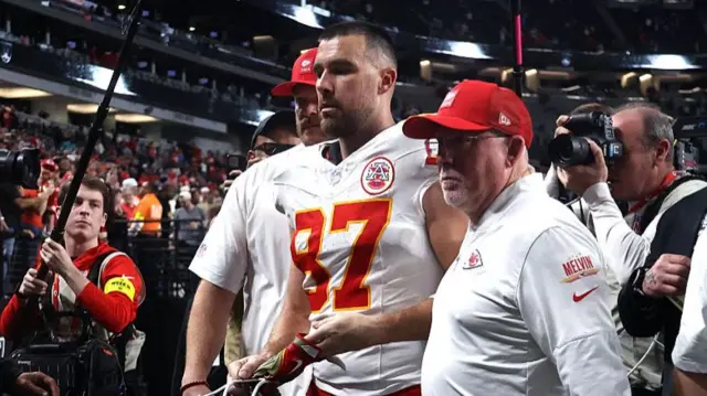 Travis Kelce walks off the field after the Kansas City Chiefs lose at the Las Vegas Raiders in January 2026