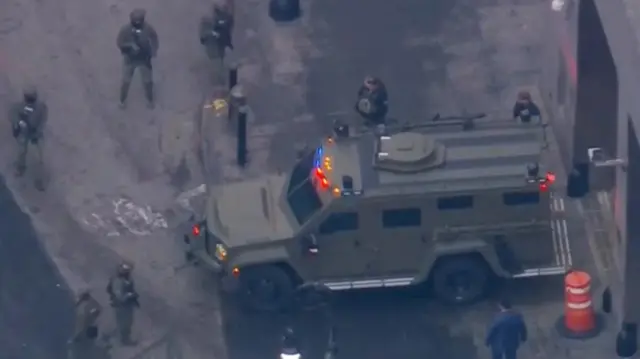 An aerial view shows a vehicle carrying captured Venezuelan President Nicolas Maduro arriving at the Daniel Patrick Moynihan Manhattan United States Courthouse